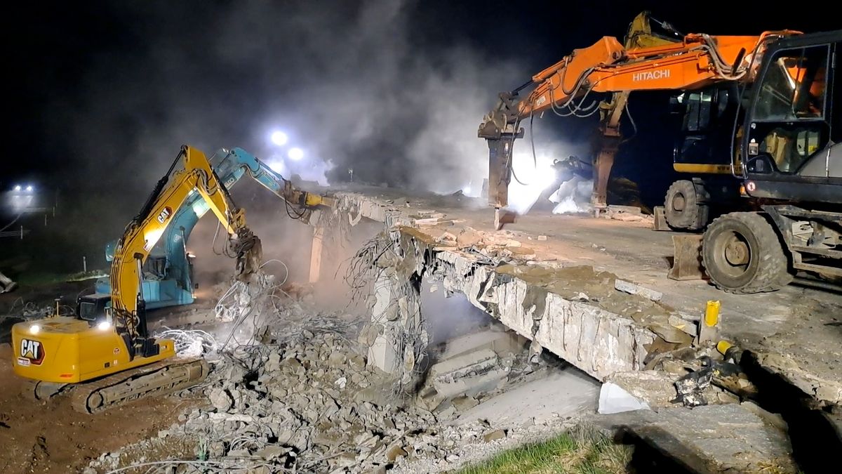 Na Sokolovsku zbourali most nad dálnicí D6. Na nový si musí řidiči počkat